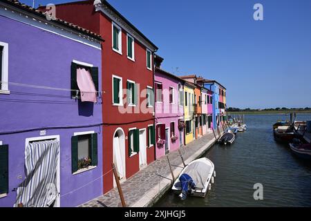 Venedig. Juli 2024. Dieses Foto vom 18. Juli 2024 zeigt farbenfrohe Häuser auf der Insel Burano, Venedig, Italien. Quelle: Alberto Lingria/Xinhua/Alamy Live News Stockfoto