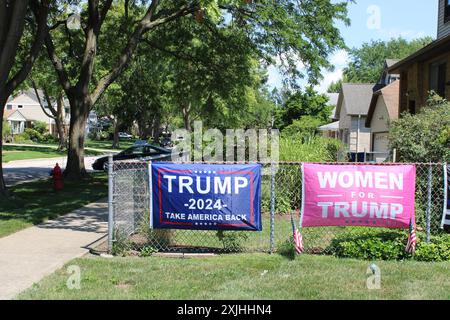 Trump 2024 Nehmen Sie die amerikanische Flagge mit der Flagge Women for Trump auf einem Zaun in des Plaines, Illinois Stockfoto