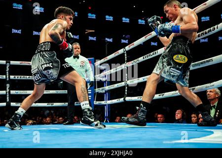 PHOENIX, ARIZONA - 29. JUNI: Juan Francisco El 'Gallo' Estrada (R) und Jesse 'BAM' Rodríguez kämpfen während ihres Kampfes um Estradas WBC und Ring Magazine Super Fliegengewicht Titel im Footprint Center vor dem Titelkampf 'Gallo' Estrada und Jesse 'BAM' Rodríguez am 29. Juni 2023 in Phoenix, Arizona. Phoenix, Arizona (Foto: Luis Gutierrez/Norte Photo) Stockfoto