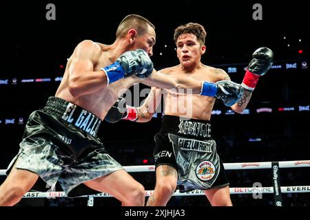 PHOENIX, ARIZONA - 29. JUNI: Juan Francisco El 'Gallo' Estrada (L) und Jesse 'BAM' Rodríguez kämpfen während ihres Kampfes um Estradas WBC und Ring Magazine Super Flyweight Titel im Footprint Center vor dem Titelkampf 'Gallo' Estrada und Jesse 'BAM' Rodríguez am 29. Juni 2023 in Phoenix, Arizona. Phoenix, Arizona (Foto: Luis Gutierrez/Norte Photo) Stockfoto