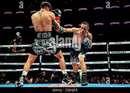 PHOENIX, ARIZONA - 29. JUNI: Juan Francisco El 'Gallo' Estrada (R) und Jesse 'BAM' Rodríguez kämpfen während ihres Kampfes um Estradas WBC und Ring Magazine Super Fliegengewicht Titel im Footprint Center vor dem Titelkampf 'Gallo' Estrada und Jesse 'BAM' Rodríguez am 29. Juni 2023 in Phoenix, Arizona. Phoenix, Arizona (Foto: Luis Gutierrez/Norte Photo) Stockfoto