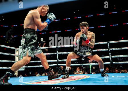 PHOENIX, ARIZONA - 29. JUNI: Juan Francisco El 'Gallo' Estrada (L) und Jesse 'BAM' Rodríguez kämpfen während ihres Kampfes um Estradas WBC und Ring Magazine Super Flyweight Titel im Footprint Center vor dem Titelkampf 'Gallo' Estrada und Jesse 'BAM' Rodríguez am 29. Juni 2023 in Phoenix, Arizona. Phoenix, Arizona (Foto: Luis Gutierrez/Norte Photo) Stockfoto