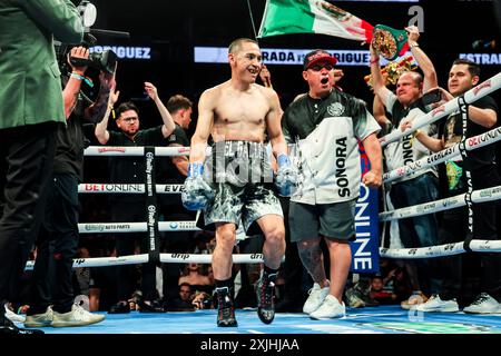 PHOENIX, ARIZONA - 29. JUNI: Juan Francisco El 'Gallo' Estrada während ihres Kampfes um Estradas WBC und das Ring Magazine Super Flyweight Titel im Footprint Center vor dem Titelkampf 'Gallo' Estrada und Jesse 'BAM' Rodríguez am 29. Juni 2023 in Phoenix, Arizona. Phoenix, Arizona (Foto: Luis Gutierrez/Norte Photo) Stockfoto