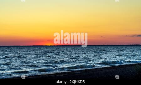 Sonnenuntergang über dem Lake Erie vom Northwest Beach aus gesehen am Point Pelee National Park Stockfoto