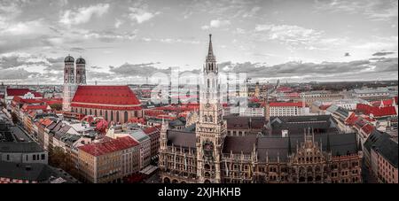 Ein Blick auf die Stadt Munchen, Deutschland, von oben mit den Türmen und Türmen der Kirchen und Gebäude der Stadt, die hoch vor einem bewölkten Himmel stehen. Stockfoto