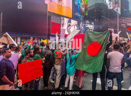 New York, Usa. Juli 2024. Hunderte versammelten sich auf dem Times Square in New York City, um sich solidarisch mit Studenten in Bangladesch zu zeigen, die an Protesten gegen die Quoten in ganz Bangladesch teilnahmen. Quelle: Ryan Rahman/Alamy Live News Stockfoto