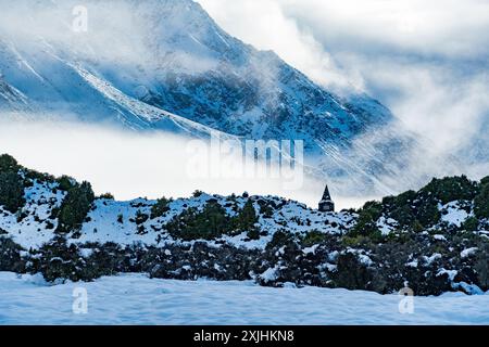 MT Cook zieht schon lange Bergsteiger an, aber nicht alle sind sicher von ihren Abenteuern zurückgekehrt. Diese Gedenkstätte erinnert an die Dutzenden von Kletterern, die sich in der Stadt befinden Stockfoto