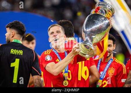 Berlin, Deutschland. Juli 2024. Dani Olmo aus Spanien feiert mit Henri Delaunay Trophy während der Zeremonie nach dem Endspiel der UEFA EURO 2024 zwischen Spanien und England im Olympiastadion Berlin. Endstand: Spanien 2:1 England. Quelle: SOPA Images Limited/Alamy Live News Stockfoto