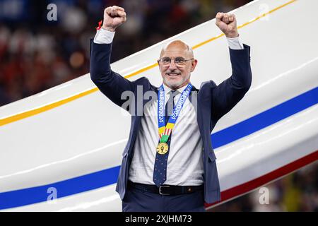 Berlin, Deutschland. Juli 2024. Luis de la Fuente, Cheftrainer Spaniens, feiert den Sieg der UEFA EURO 2024 während der Zeremonie nach dem Endspiel der UEFA EURO 2024 zwischen Spanien und England im Olympiastadion Berlin. Endstand: Spanien 2:1 England. Quelle: SOPA Images Limited/Alamy Live News Stockfoto