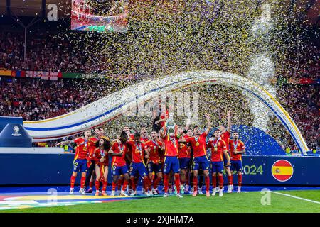 Berlin, Deutschland. Juli 2024. Das spanische Team feiert mit Henri Delaunay Trophy während der Zeremonie nach dem Endspiel der UEFA EURO 2024 zwischen Spanien und England im Olympiastadion Berlin. Endstand: Spanien 2:1 England. Quelle: SOPA Images Limited/Alamy Live News Stockfoto