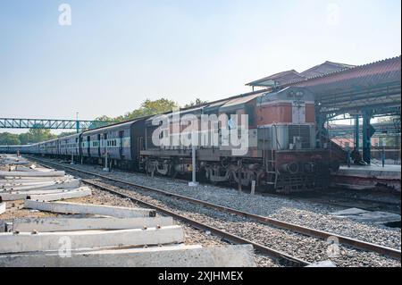 01 07 2009 Vintage Old Schwarz-weiß Foto von Mail Express Zug, der in den Bahnsteig des Rajkot Bahnhofs Saurashtra Gujarat Indien Asien einfährt. Stockfoto