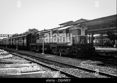 01 07 2009 Vintage Old Schwarz-weiß Foto von Mail Express Zug, der in den Bahnsteig des Rajkot Bahnhofs Saurashtra Gujarat Indien Asien einfährt. Stockfoto