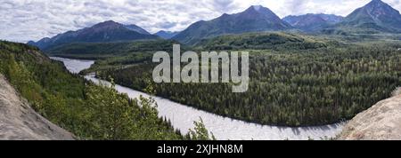 Matanuska River mit Bergen in der Ferne an einem bewölkten Sommertag im Matanuska-Susitna Valley in Alaska. Stockfoto