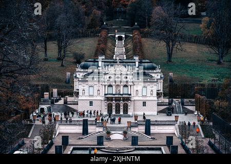 Deutschland - 07. November 2023: Ein weißer Palast mit schwarzem Dach steht in einem gepflegten Garten mit einer langen Treppe hinauf. Stockfoto