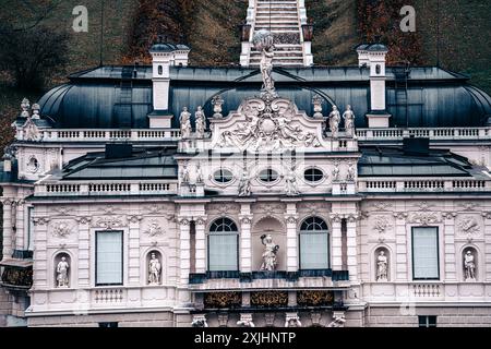Deutschland - 07. November 2023: Nahaufnahme eines weißen Gebäudes mit schwarzem Dach und kunstvollen Skulpturen. Eine Steintreppe führt zum Dach. Stockfoto