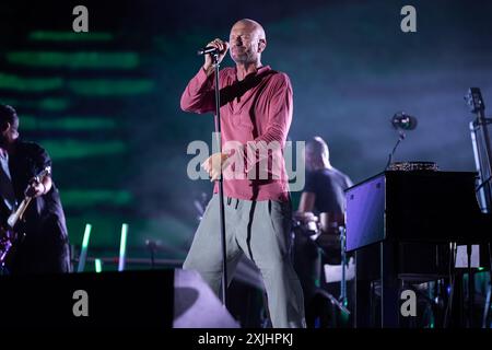 Biagio Antonacci tritt live im Anfiteatro degli Scavi auf der LIVE-Tour „Funziona solo se stiamo insieme“ 2024 in Pompeji-Italien am 18. Juli 2024 auf. Anrede: Andrea Guli/Alamy Live News Stockfoto