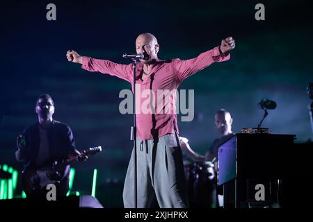 Biagio Antonacci tritt live im Anfiteatro degli Scavi auf der LIVE-Tour „Funziona solo se stiamo insieme“ 2024 in Pompeji-Italien am 18. Juli 2024 auf. Anrede: Andrea Guli/Alamy Live News Stockfoto