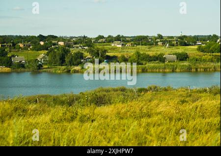 fluss in der Steppe. Ein ukrainisches Dorf am Ufer. Natur Stockfoto