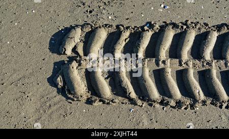 Das Ende des Tracks. Vierrad-Quad-Bike-Track mit Allradantrieb geht zu Ende An einem Strand, Südinsel, Aotearoa / Neuseeland. Stockfoto
