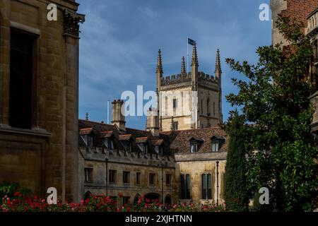 Cambridge, UK - 8. Oktober 2023 : Blick auf ein Gebäude mit Turm und Flagge in Cambridge, UK. Das Gebäude ist aus Stein und hat viele Fenster. Stockfoto