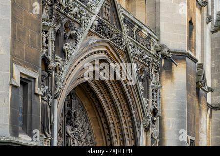 Cambridge, UK - 8. Oktober 2023 : Eine Nahaufnahme eines aufwändig gehauenen Steinbogens, der in eine Kirche in Cambridge führt. Das Mauerwerk ist verziert Stockfoto