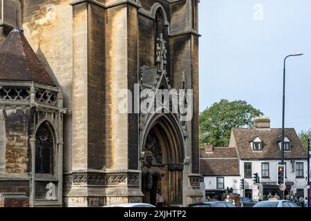 Cambridge, UK - 8. Oktober 2023 : Eine Nahaufnahme des kunstvollen Mauerwerks eines Gebäudes in Cambridge, UK, mit einer Ampel im Hintergrund. Stockfoto