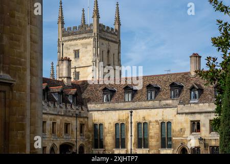 Cambridge, Großbritannien - 8. Oktober 2023 : Ein historisches Gebäude mit einem hohen Turm und Dachfenstern in Cambridge, Großbritannien. Die Steinmauern und die gekachelten Dächer sind ein muss Stockfoto