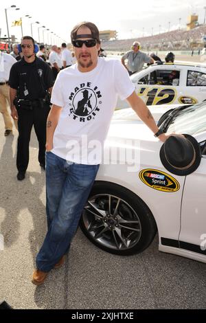 Homestead, Vereinigte Staaten Von Amerika. November 2012. HOMESTEAD, FL – 18. NOVEMBER 2012: Kid Rock posiert mit dem Pace Car beim Ford EcoBoost 400 der NASCAR Sprint Cup Series auf dem Homestead-Miami Speedway in Homestead, Florida. People: Kid Rock Credit: Storms Media Group/Alamy Live News Stockfoto