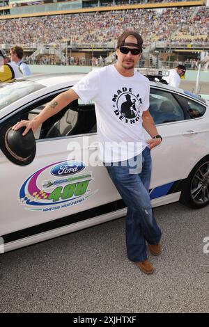 Homestead, Vereinigte Staaten Von Amerika. November 2012. HOMESTEAD, FL – 18. NOVEMBER 2012: Kid Rock posiert mit dem Pace Car beim Ford EcoBoost 400 der NASCAR Sprint Cup Series auf dem Homestead-Miami Speedway in Homestead, Florida. People: Kid Rock Credit: Storms Media Group/Alamy Live News Stockfoto