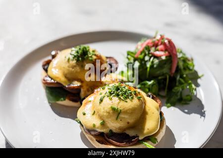 Eier benedikt auf einem Muffin mit Salatseite Stockfoto