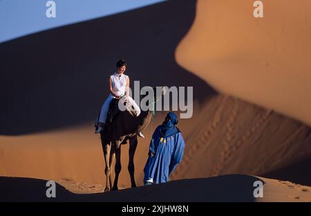 SÜDMAROKKO, REGION TAFILALET, KAMELRITT IN DEN DÜNEN VON MERZOUGA (ERG CHEBBI) Stockfoto