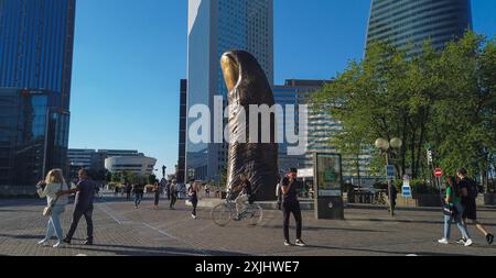 FRANKREICH. HAUTS-DE-SEINE (92) PUTEAUX. LA DEFENSE GESCHÄFTSVIERTEL. DER BERÜHMTE DAUMEN DES FRANZÖSISCHEN BILDHAUERS CESAR BALDACCINI (BEKANNT ALS CESAR) Stockfoto