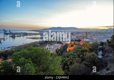 Sonnenuntergang über dem Hafen von Malaga in Spanien Stockfoto