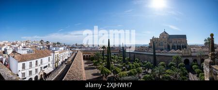 Panoramablick auf die Moschee-Kathedrale von Cordoba von oben in Spanien Stockfoto