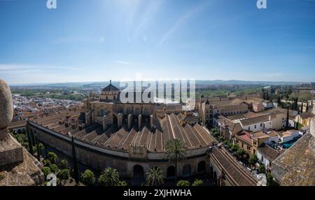 Panoramablick auf die Moschee-Kathedrale von Cordoba von oben in Spanien Stockfoto