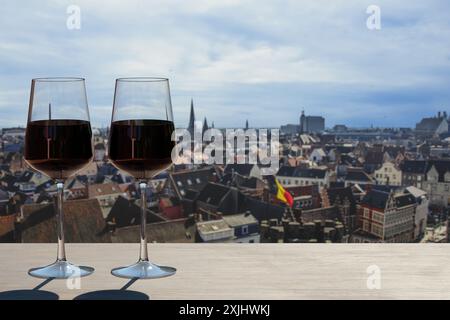 Zwei Gläser Rotwein mit Panoramablick von oben auf das pulsierende Stadtzentrum von Brüssel, Belgien. Stockfoto