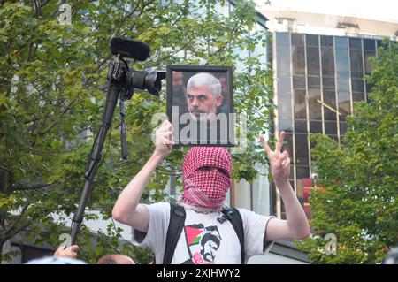 Ein pro-palästinensischer Demonstrant hält ein Foto von Yahya Sinwar, dem Führer der Hamas in Gaza. Pro-palästinensische Demonstranten versammelten sich in Manhattan, New York City, um die Militäroperationen der israelischen Streitkräfte in Gaza zu verurteilen. Die Kundgebung begann vor dem Grand Central Terminal. Die Demonstranten planten ursprünglich, sich im Terminal an der Haupthalle zu versammeln. Stunden vor Beginn der Kundgebung blockierten die Strafverfolgungsbehörden jedoch den Fußgängerzugang zur Haupthalle. Nach der Kundgebung vor dem Terminal marschierten Demonstranten durch Manhattan. Am Donnerstag bombardierte die IDF Gaza-Stadt im Norden Gazastreifens und Al Stockfoto