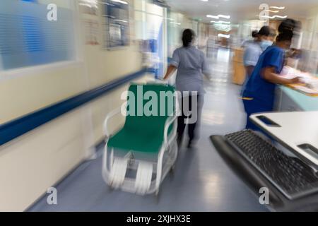 Aktenfoto vom 18/01/23 von Mitarbeitern auf einer Krankenhausstation des NHS. Ein Fünftel der Krankenpflege- und Hebammenfachkräfte, die im letzten Jahr das Register verlassen haben, tat dies innerhalb von 10 Jahren nach dem Beitritt, wie die Zahlen zeigen. Pflegekräfte bezeichneten die Statistik als „zutiefst alarmierend“ und forderten die Minister auf, „die Brennnessel zu fassen und die Pflege zu einer attraktiven Karriere zu machen“. Ausgabedatum: Freitag, 19. Juli 2024. Stockfoto