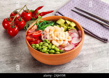 Hawaian Cuisine – Poke mit Cocktailgarnelen und Avocado Stockfoto