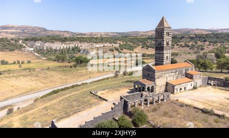 Aus der Vogelperspektive der Basilica della Santissima Trinità di Saccargia in Codrongianos im Norden Sardiniens, Italien. Ein romanischer Bau aus dem 12. Jahrhundert, W Stockfoto