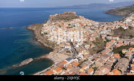 Blick aus der Vogelperspektive auf Castelsardo, ein malerisches Dorf auf Sardinien, Italien. Die mittelalterliche Stadt liegt auf einer Landzunge mit Blick auf das Mittelmeer Stockfoto