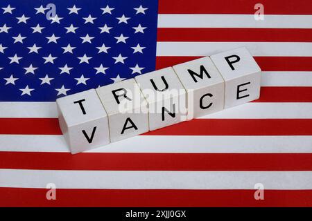 Flagge der USA mit Trump und Vance Flagge der USA mit Trump und Vance, 18.07.2024, Borkwalde, Brandenburg, auf einer Flagge der USA liegen Buchstabenwürfel mit den Schriftzügen Trump und Vance. *** Flagge der USA mit Trump und Vance Flagge der USA mit Trump und Vance, 18 07 2024, Borkwalde, Brandenburg, auf einer Flagge der USA befinden sich Buchstabenwürfel mit den Buchstaben Trump und Vance Stockfoto