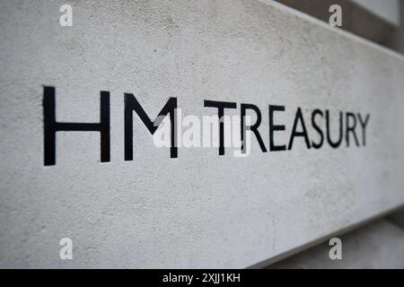 Aktenfoto vom 01/18 mit einer Ansicht der Beschilderung für das HM Treasury in Westminster, London. Laut dem Office for National Statistics (ONS) lag die Kreditaufnahme im öffentlichen Sektor im Vereinigten Königreich im Juni über den erwarteten Werten, wobei die Zahlen deutlich über den 11,6 Mrd. GBP liegen, die die Ausgabenaufsicht der Regierung, das Office for Budget Responsibility (OBR), prognostiziert hatte. Ausgabedatum: Freitag, 19. Juli 2024. Stockfoto