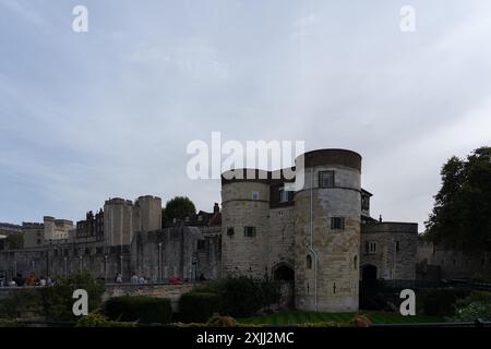 London, UK - 09. Oktober 2023 : Eine Steinfestung mit Eingang, umgeben von Grün, in London, Großbritannien. Stockfoto