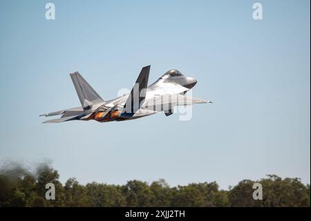 Ein F-22 Raptor der US Air Force, der der 27th Expeditionary Fighter Squadron zugeteilt wurde, startet für einen lokalen Einsatz während der Übung Pitch Black bei Royal aus Stockfoto