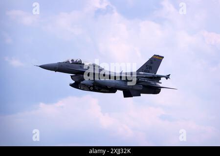 Ein F-16D-Kampffalke der US Air Force, der der 79th Fighter Squadron zugeordnet ist, startet am 25. Juni 2024 auf der Shaw Air Force Base, S.C. Die 79. FS partic Stockfoto