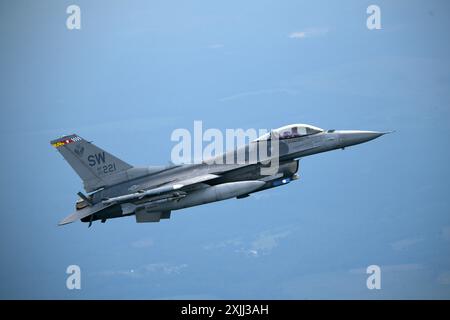 Ein F-16C-Kampffalke der US Air Force, der der 79th Fighter Squadron zugewiesen wurde, nimmt am 27. Juni 2024 an einem Abfangen-Training über South Carolina Teil. Th Stockfoto