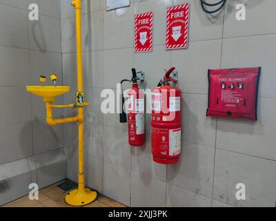 Augenspülung und Feuerlöscher Typ Trockenpulver und co2 und auch Feuerdecke in einem Laborraum Stockfoto