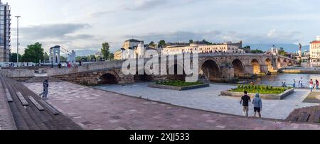 Steinbrücke Skopje, eine Brücke über den Fluss Vardar in Skopje, der Hauptstadt der Republik Nordmazedonien. Stockfoto