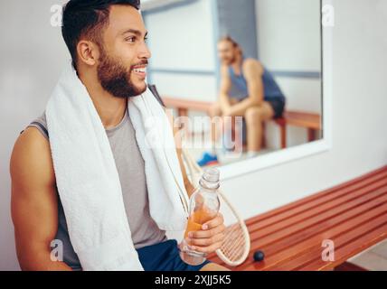 Happy man, Fitness und Entspannung mit einer Flasche Wasser für Pause, Erholung oder Fitness-Studio-Gespräch in der Umkleidekabine. Junge männliche Person mit Lächeln oder Squashspieler Ruhe Stockfoto